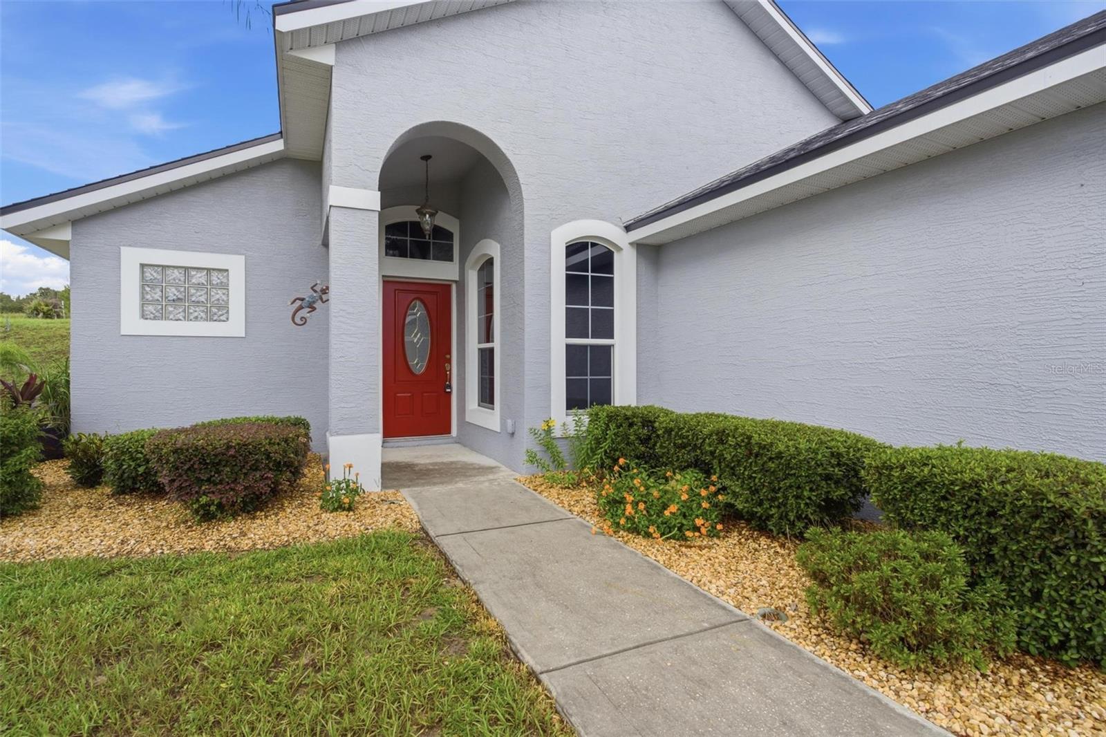 Listing photo 3 for 93 Fairway Cir