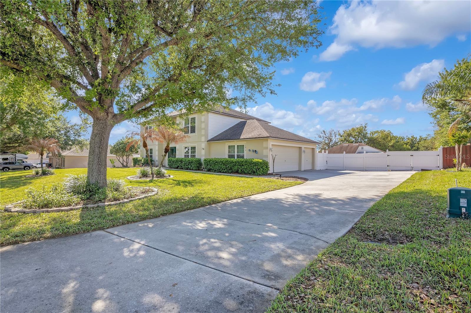 Listing photo 3 for 16012 Horizon Ct
