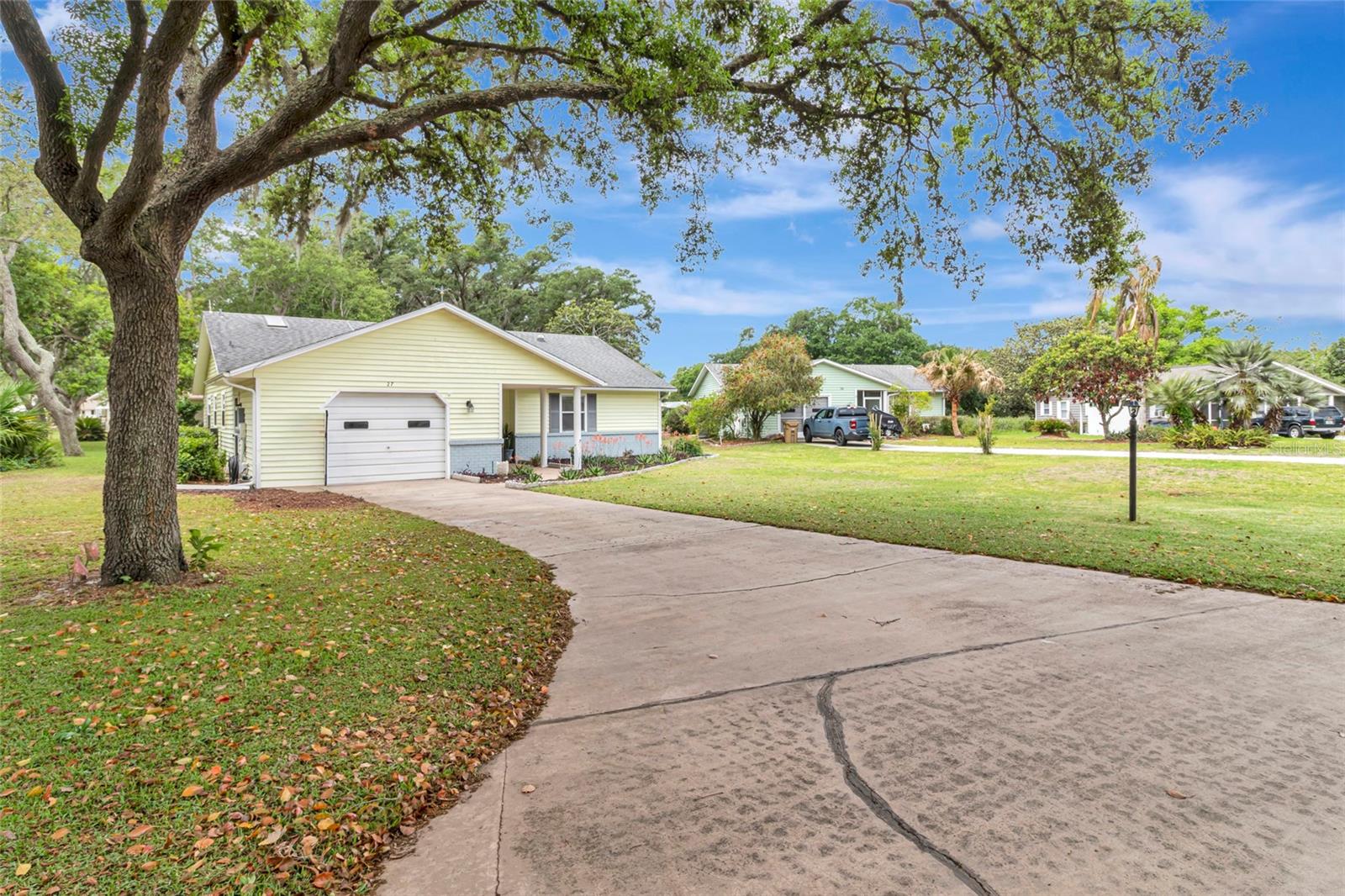 Listing photo 2 for 27 Gordon Ct