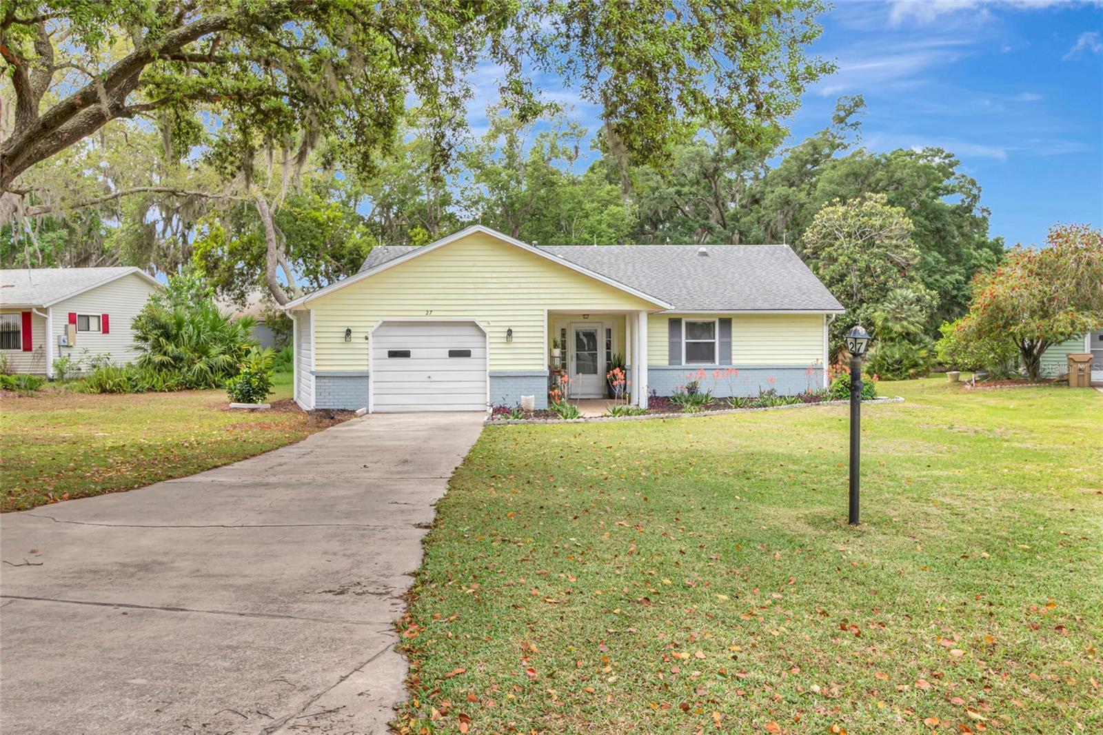 Listing photo 3 for 27 Gordon Ct