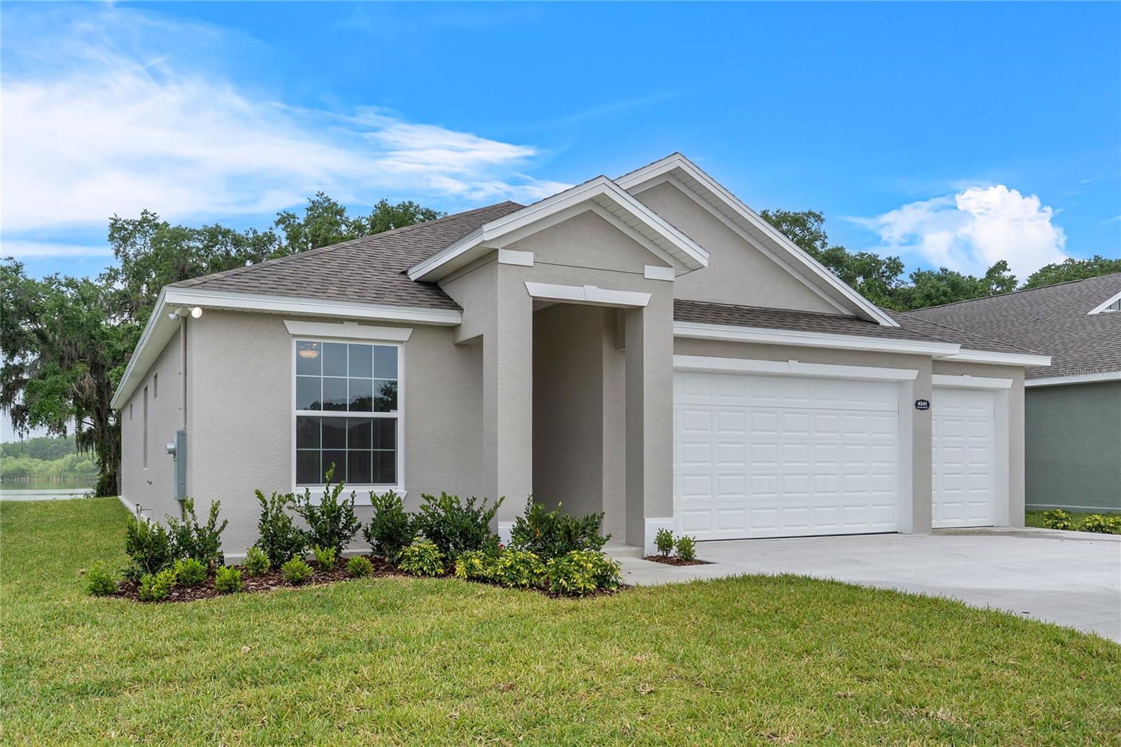 Listing photo 3 for 4541 Fairway Oaks Dr