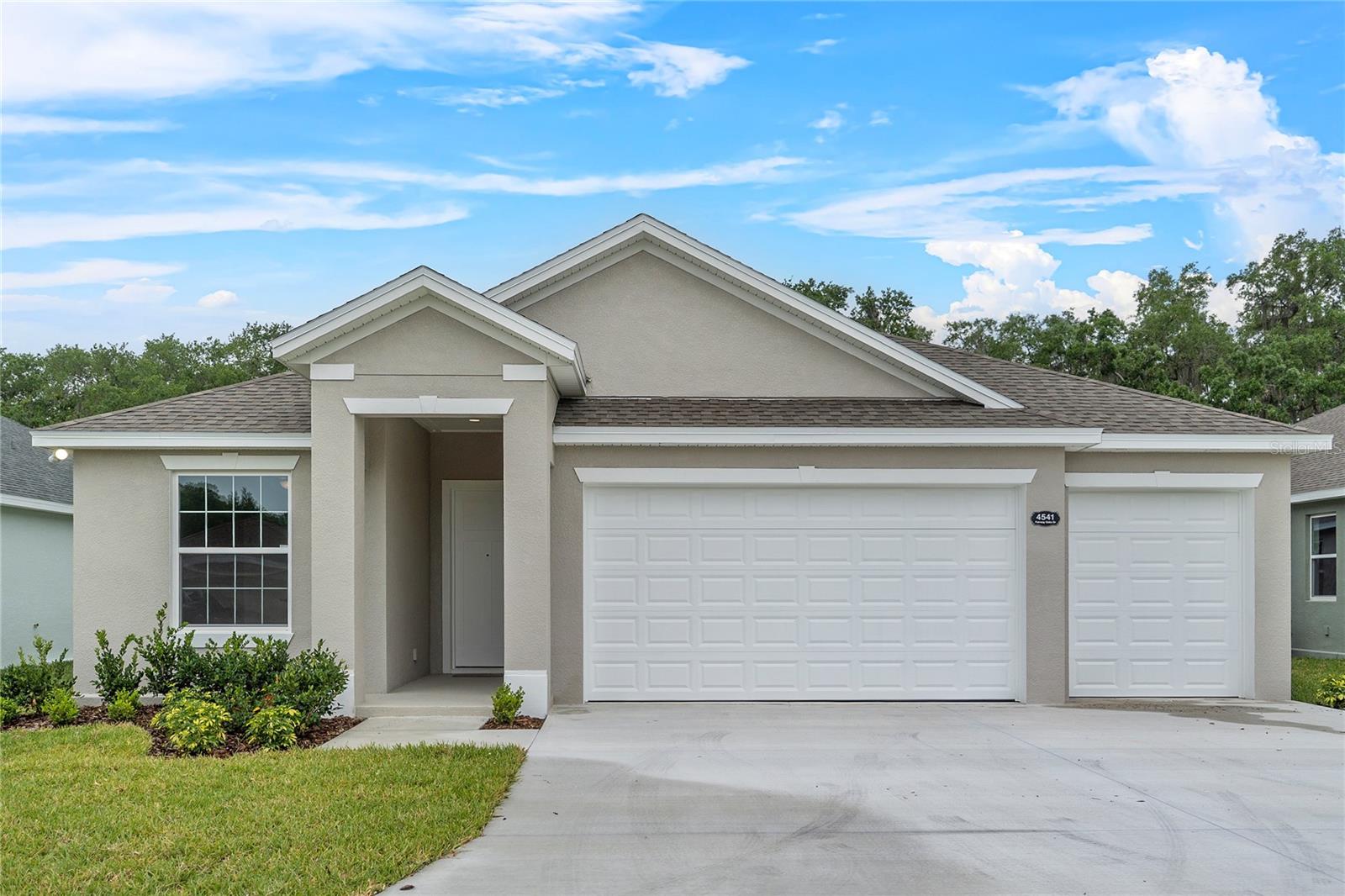 Listing photo 2 for 4541 Fairway Oaks Dr