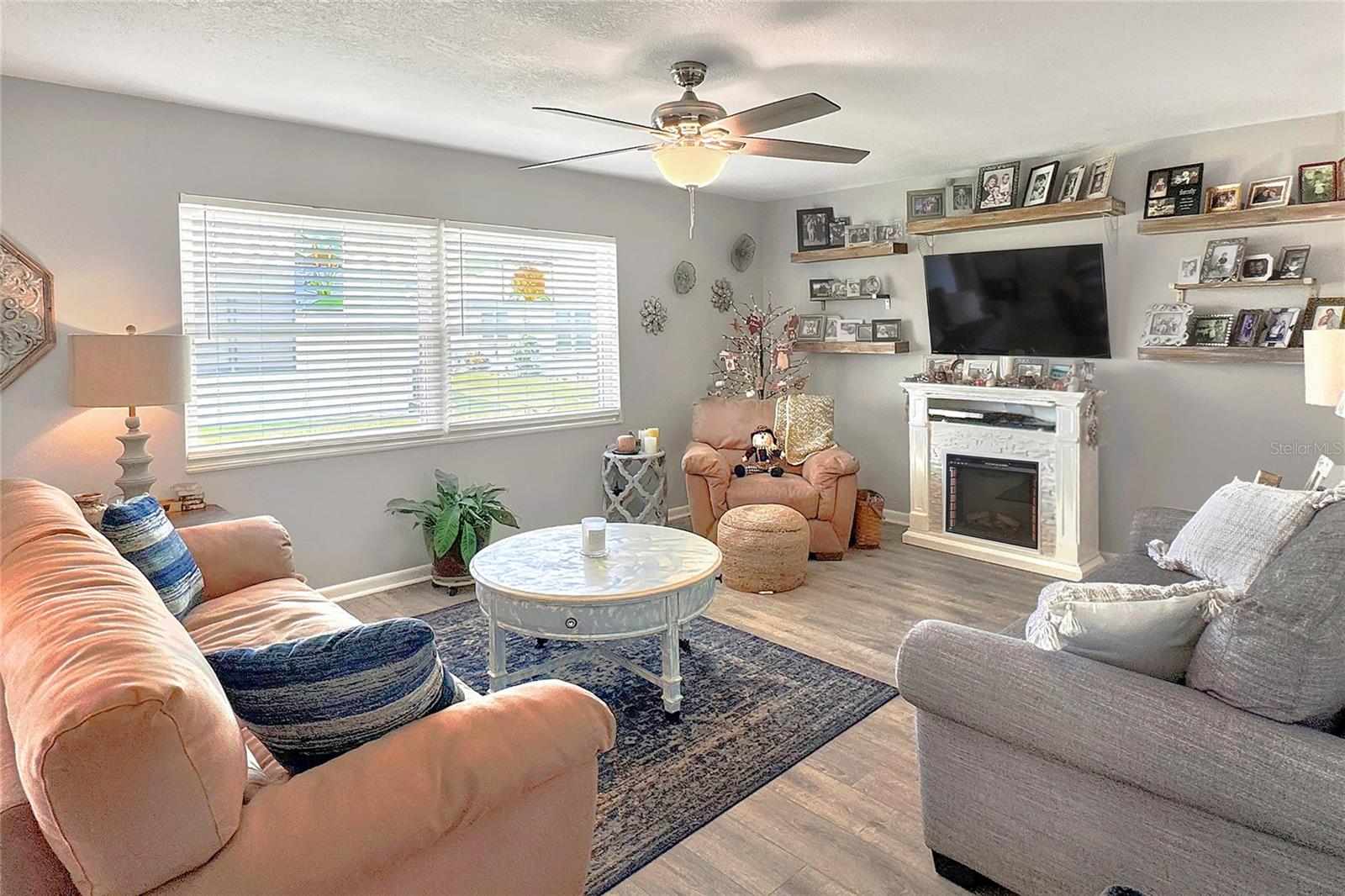 Listing photo 3 for 3515 Amity Ave #3515