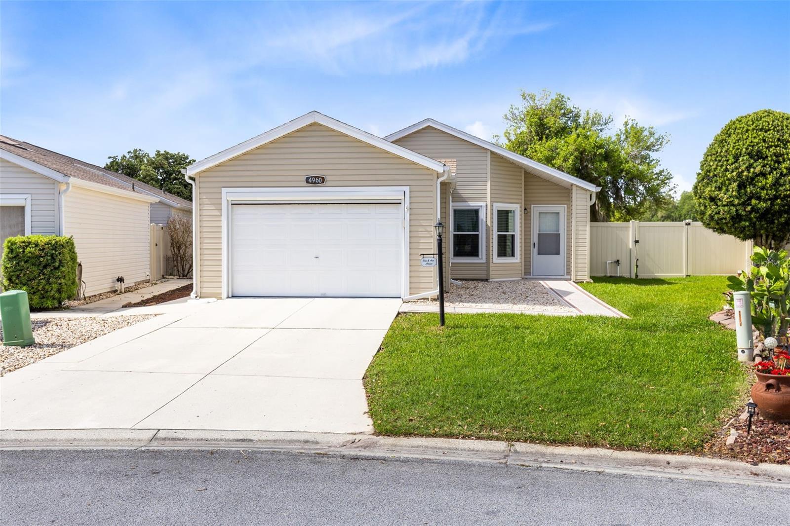 Listing photo 2 for 4960 Heron Run Cir