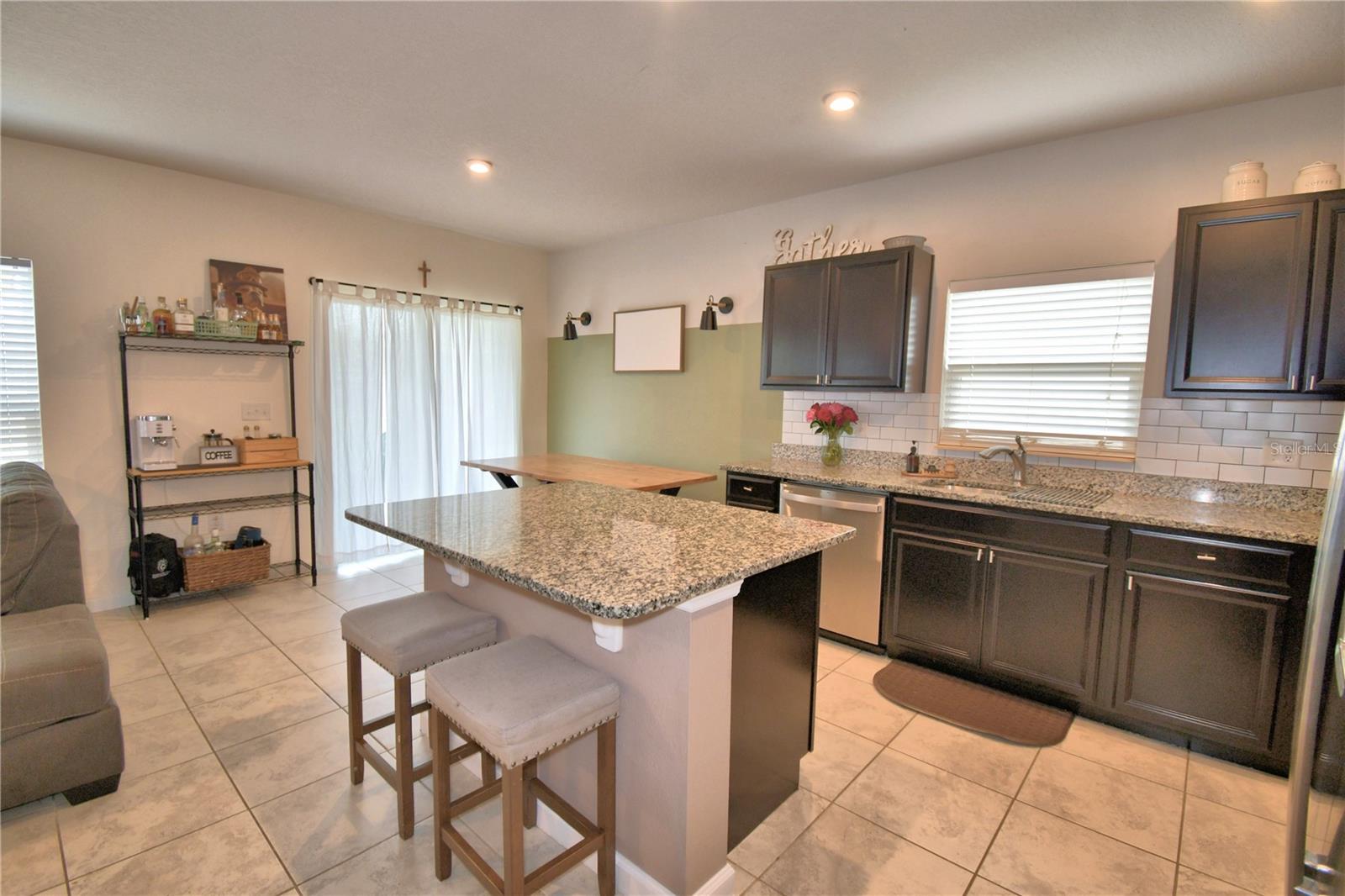 Listing photo 3 for 542 Eagle Landing Boulevard