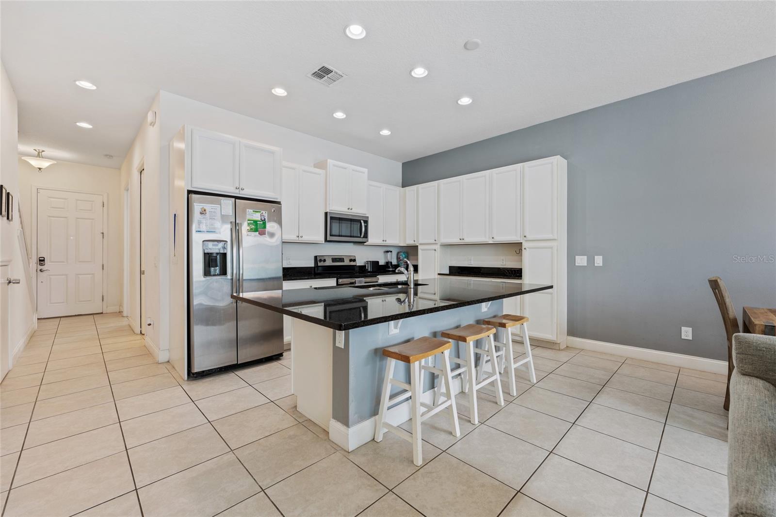 Listing photo 3 for 318 Captiva Dr