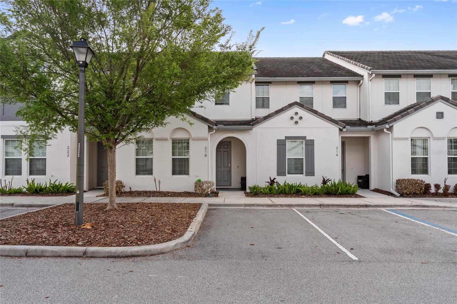 Listing photo 1 for 318 Captiva Dr