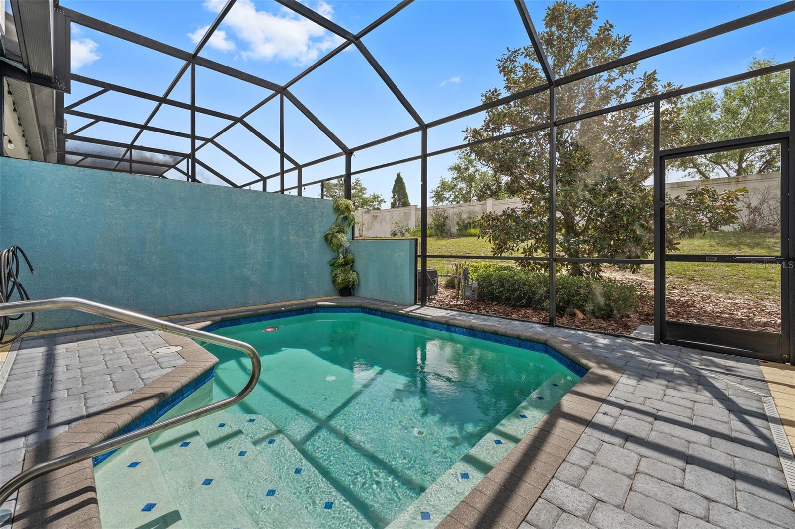 Listing photo 2 for 318 Captiva Dr