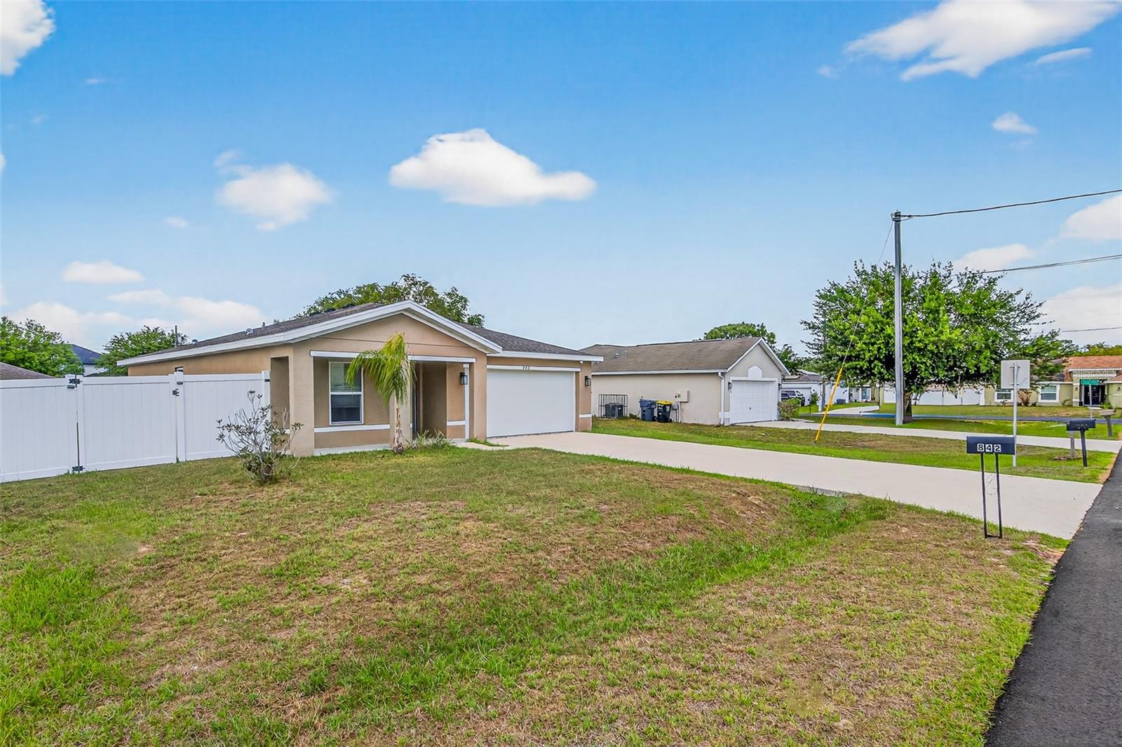 Listing photo 3 for 842 Gila Way