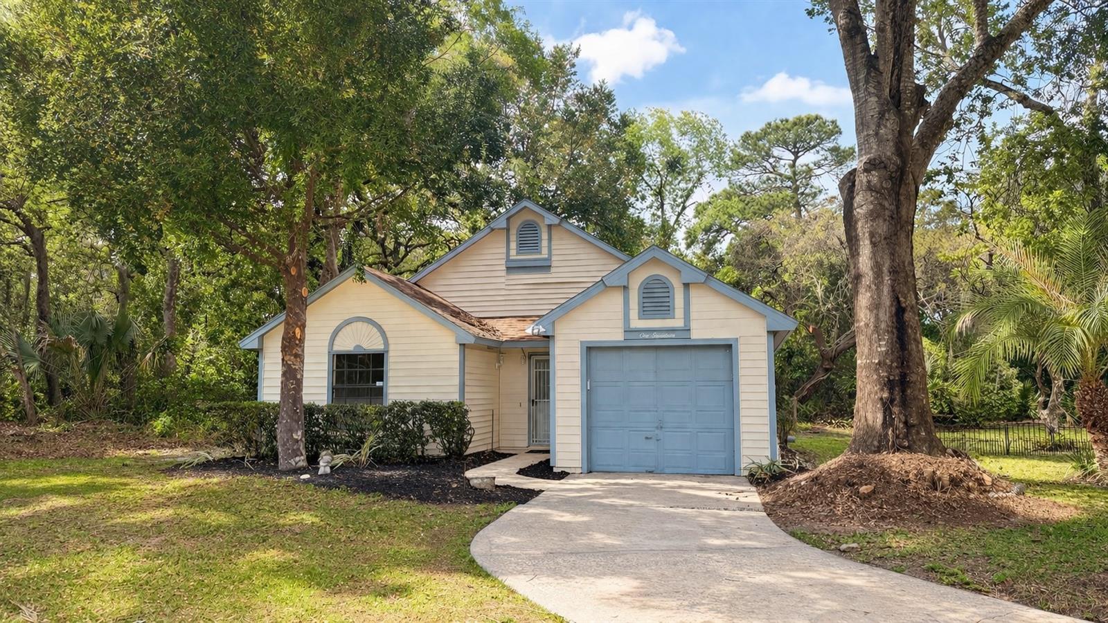 Listing photo 1 for 114 Spreading Oak Ct