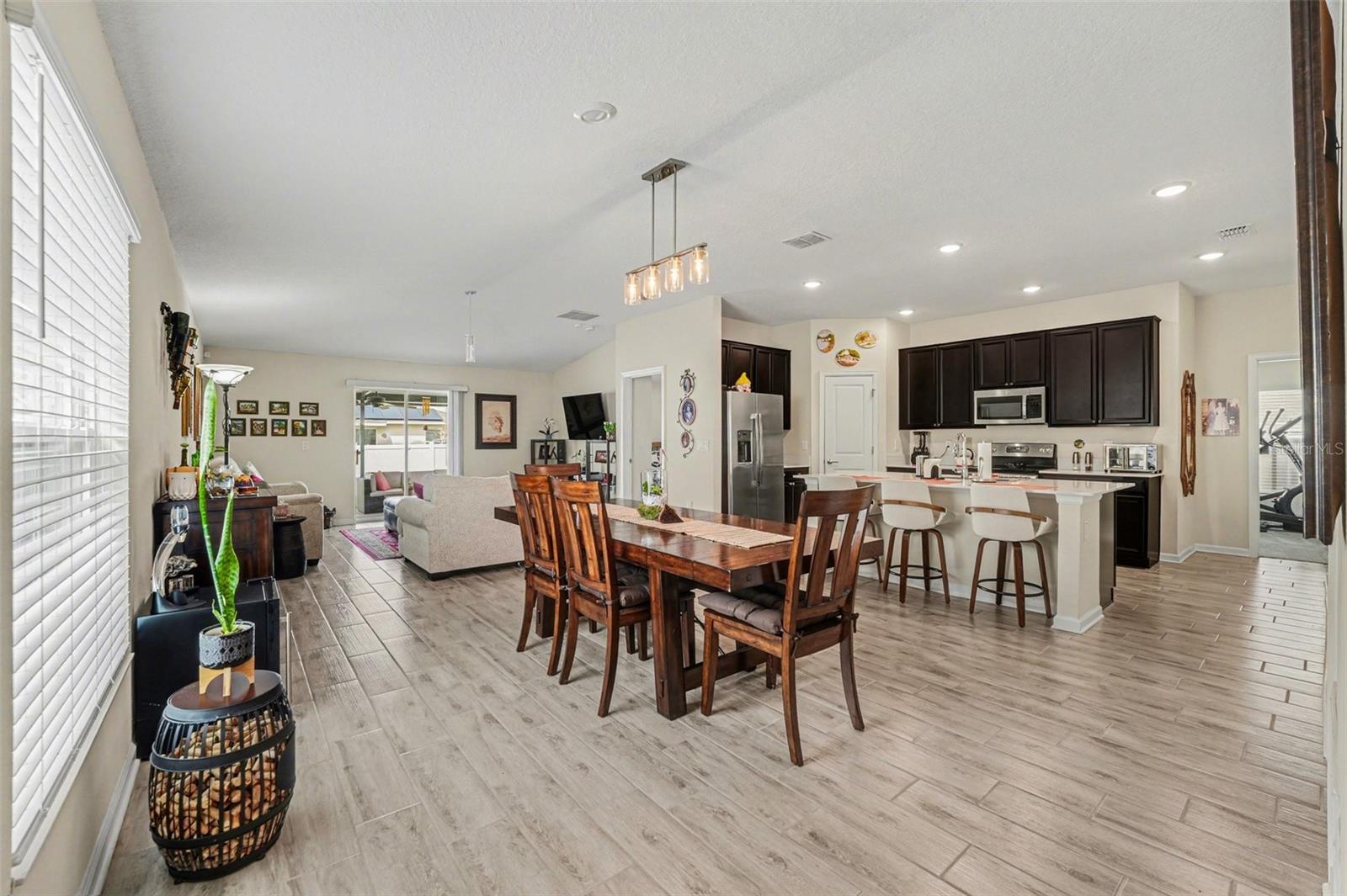Listing photo 2 for 143 Pershing St
