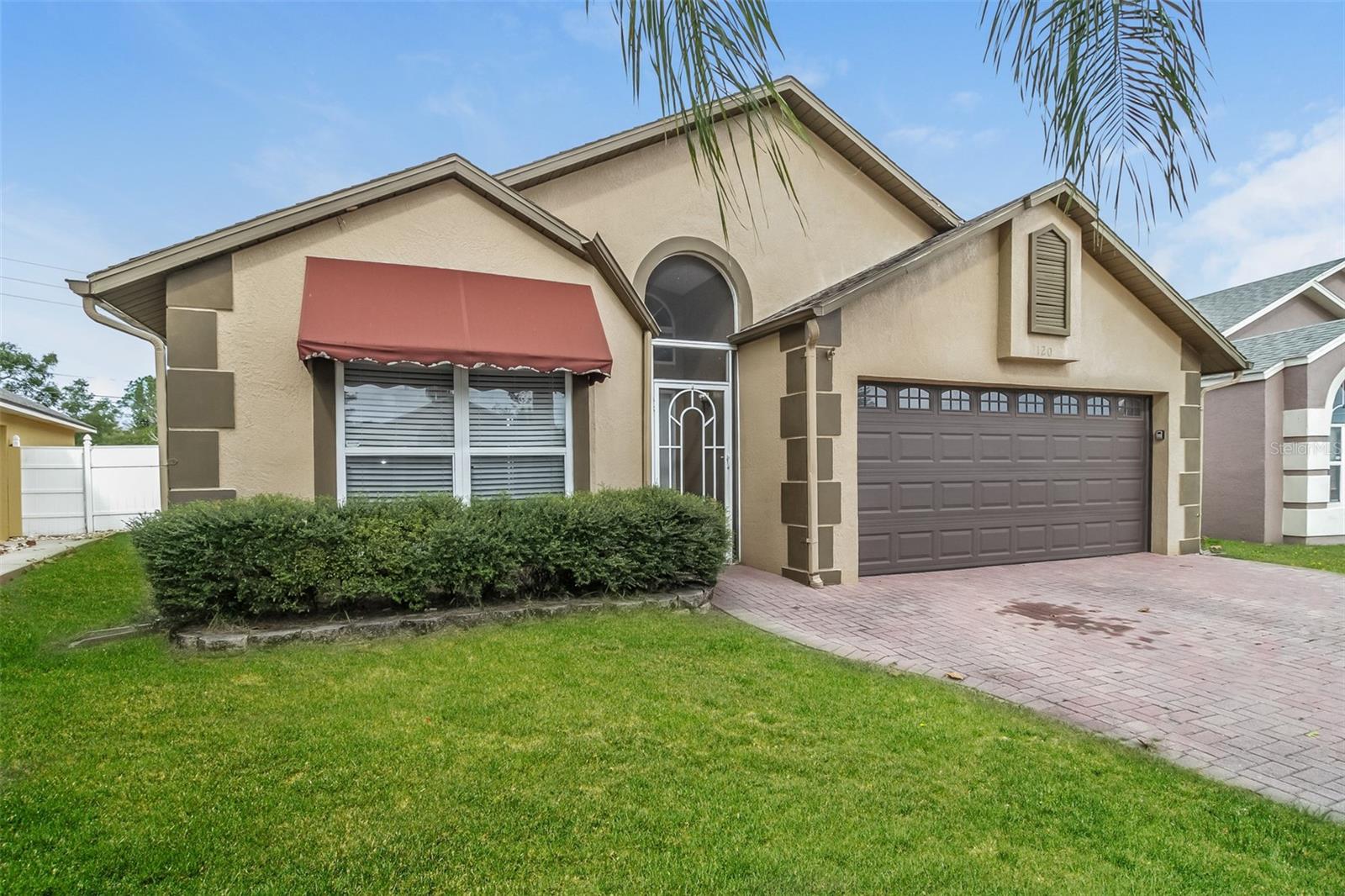 Listing photo 2 for 120 Lakebreeze Cir
