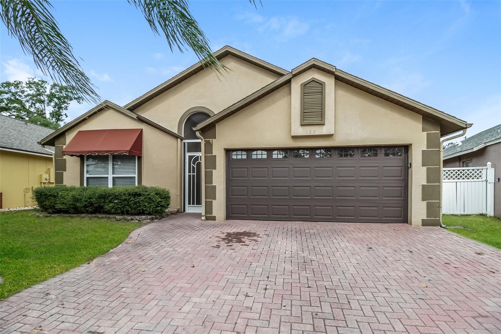 Listing photo 1 for 120 Lakebreeze Cir