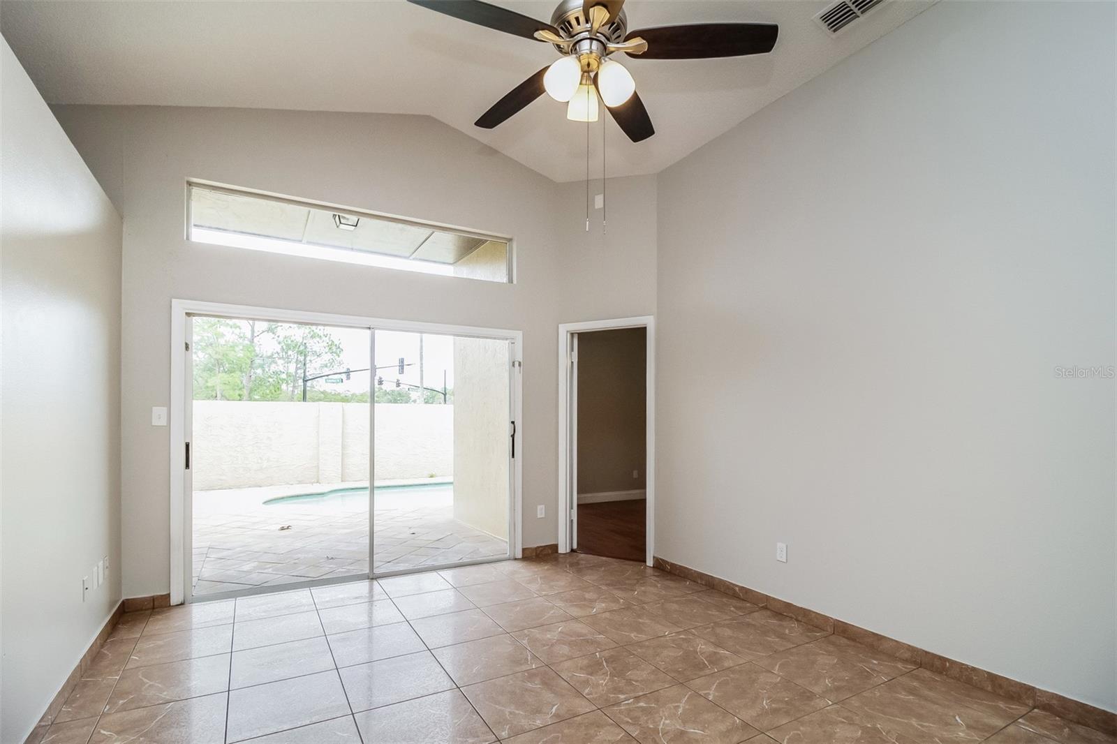 Listing photo 3 for 120 Lakebreeze Cir