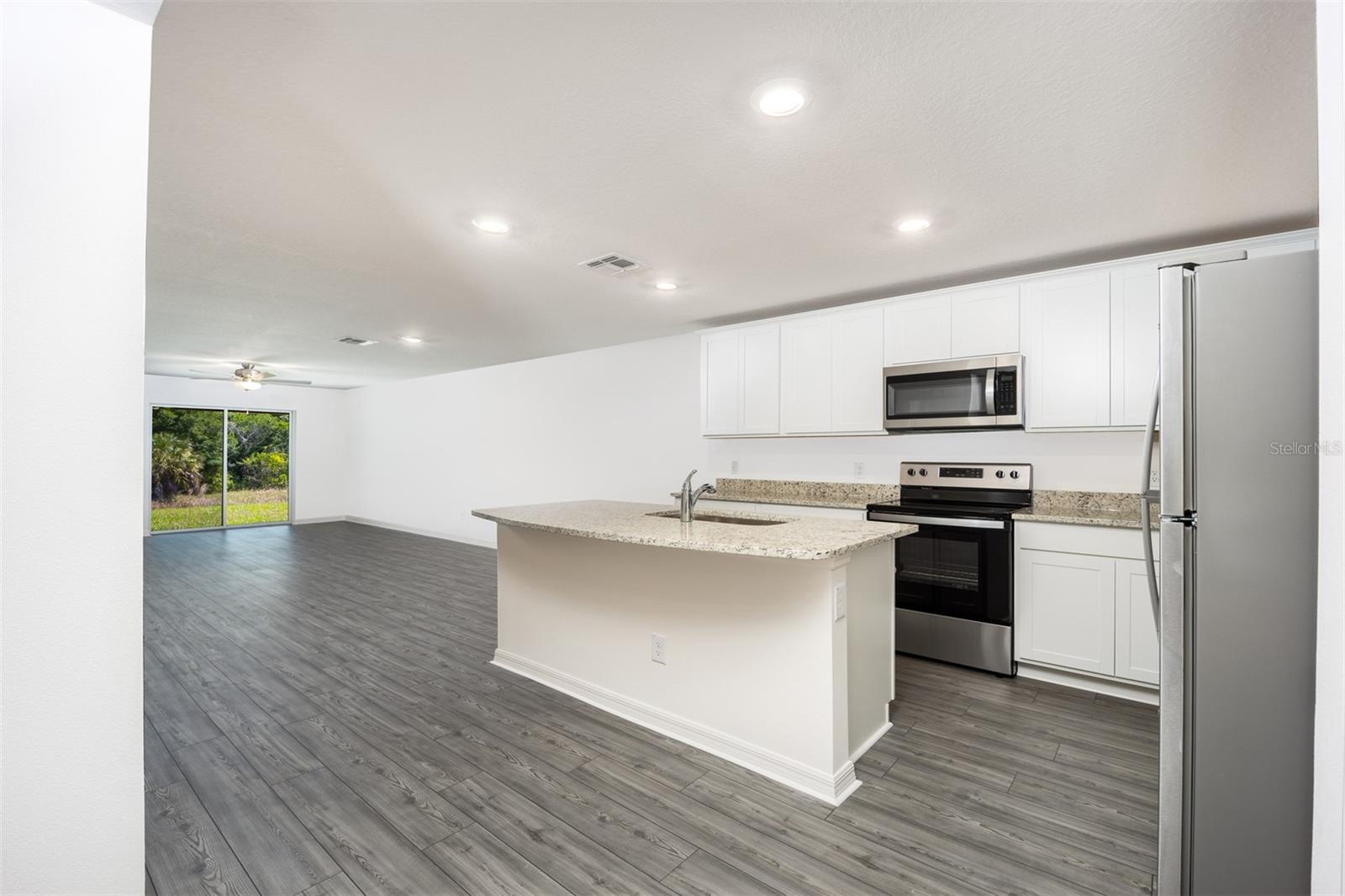 Listing photo 3 for 3180 Seville St