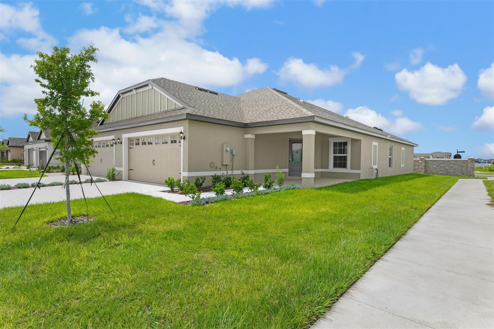 Listing photo 2 for 3176 Seville St