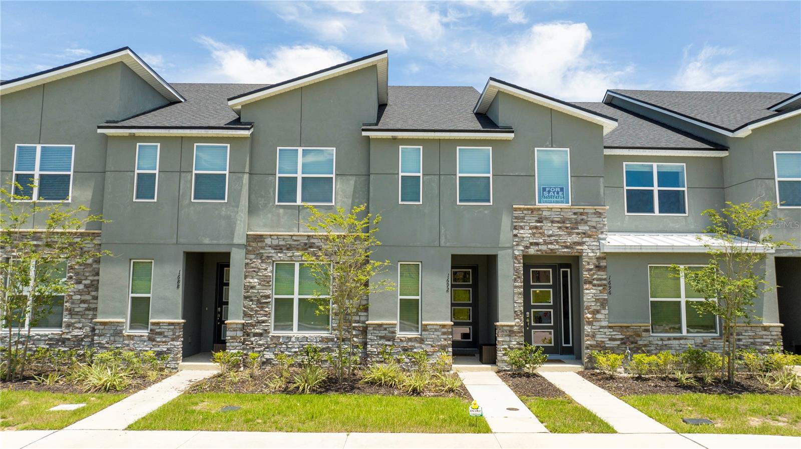 1692 TROPICAL PALMS CIRCLE