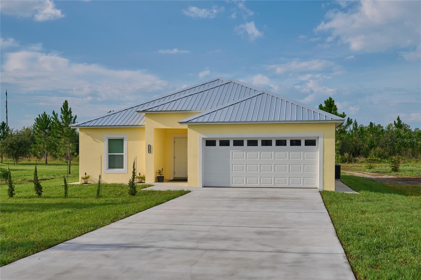 Listing photo 1 for 2581 Poinciana Dr