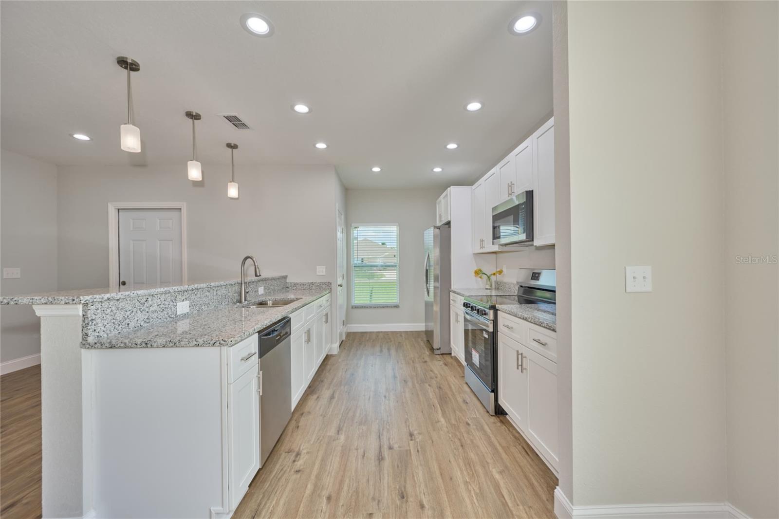 Listing photo 3 for 2581 Poinciana Dr