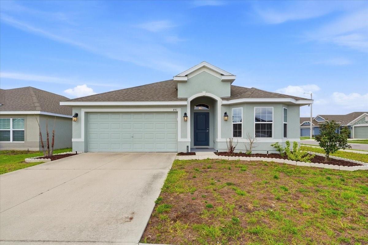 Listing photo 1 for 851 Vienna Dr
