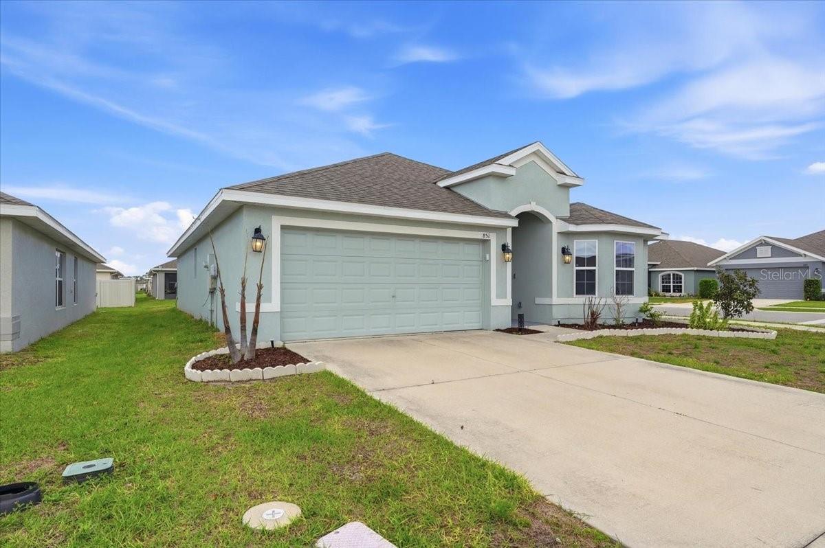 Listing photo 3 for 851 Vienna Dr