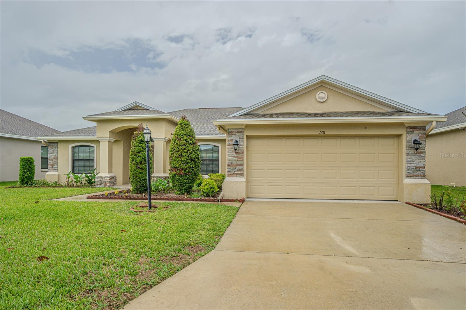 Listing photo 2 for 1311 Evergreen Park Cir