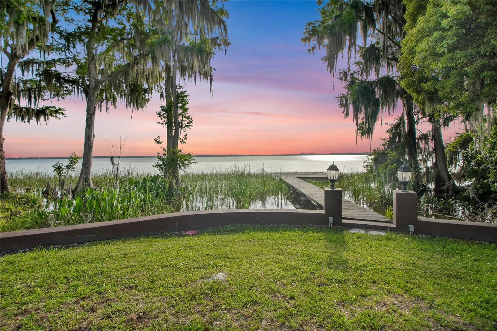 Listing photo 3 for 30437 Orange Dr