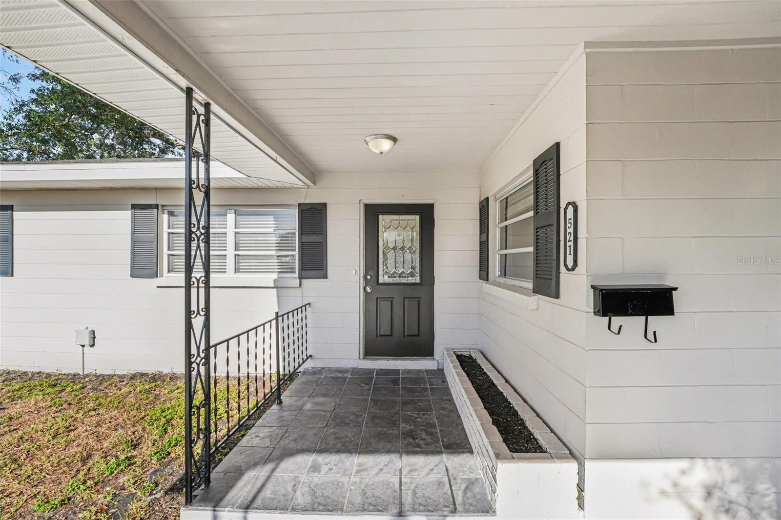 Listing photo 3 for 521 W Palmeden Dr