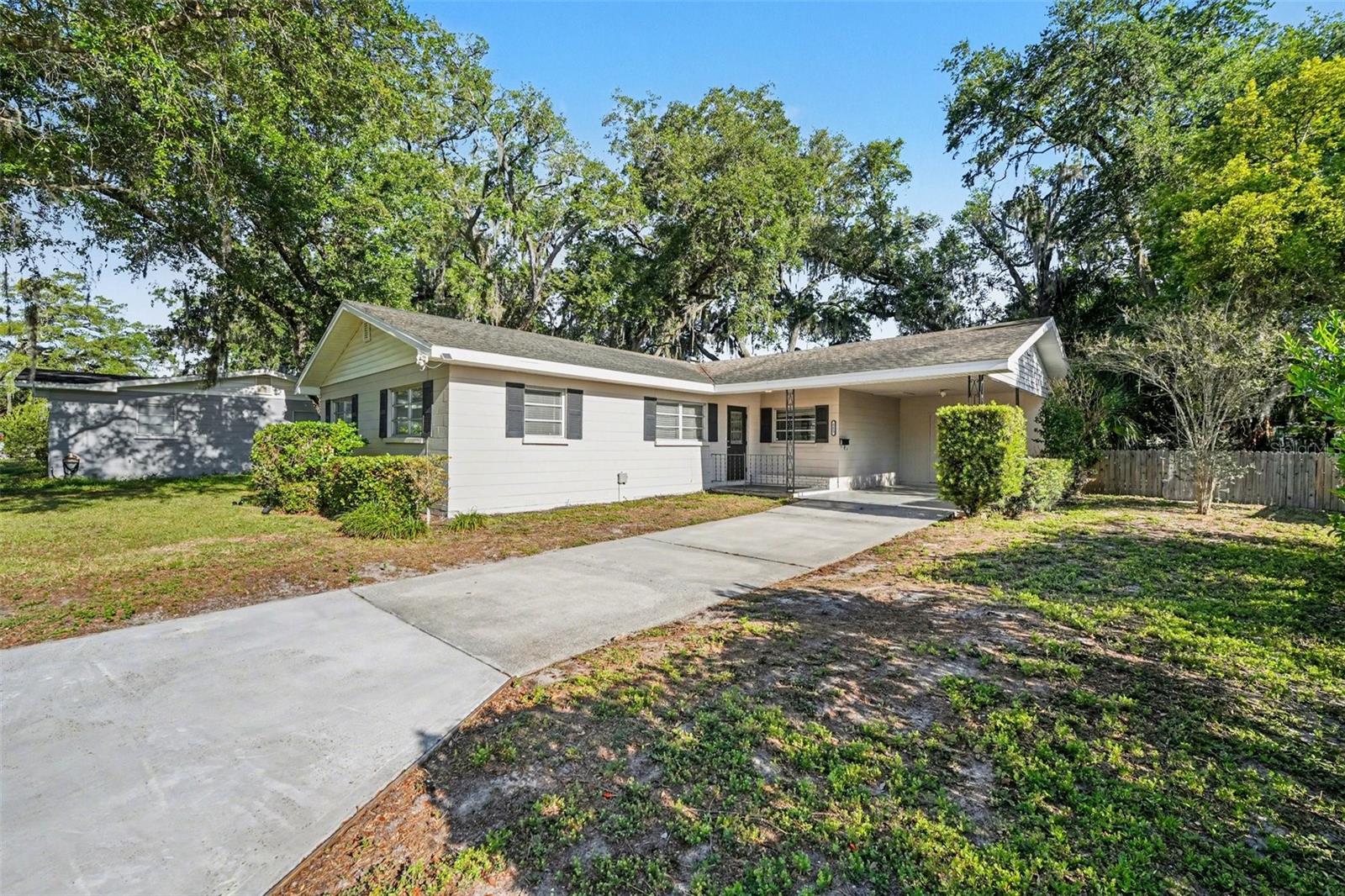 Listing photo 2 for 521 W Palmeden Dr
