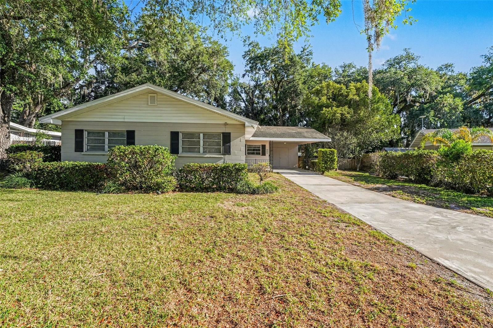 Listing photo 1 for 521 W Palmeden Dr