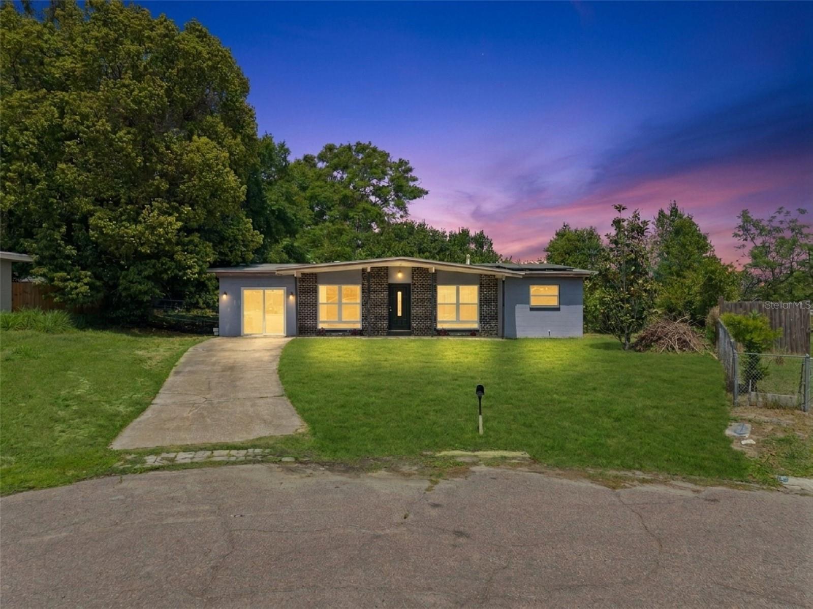 6204 OAKCREST CIRCLE