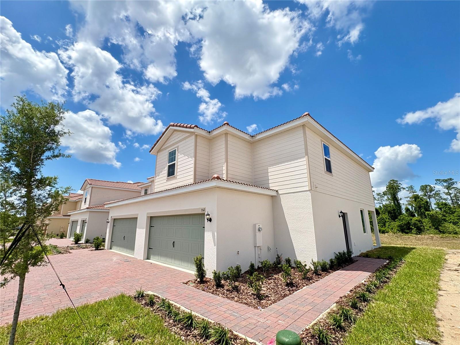 Listing photo 2 for 552 Bay Leaf Dr