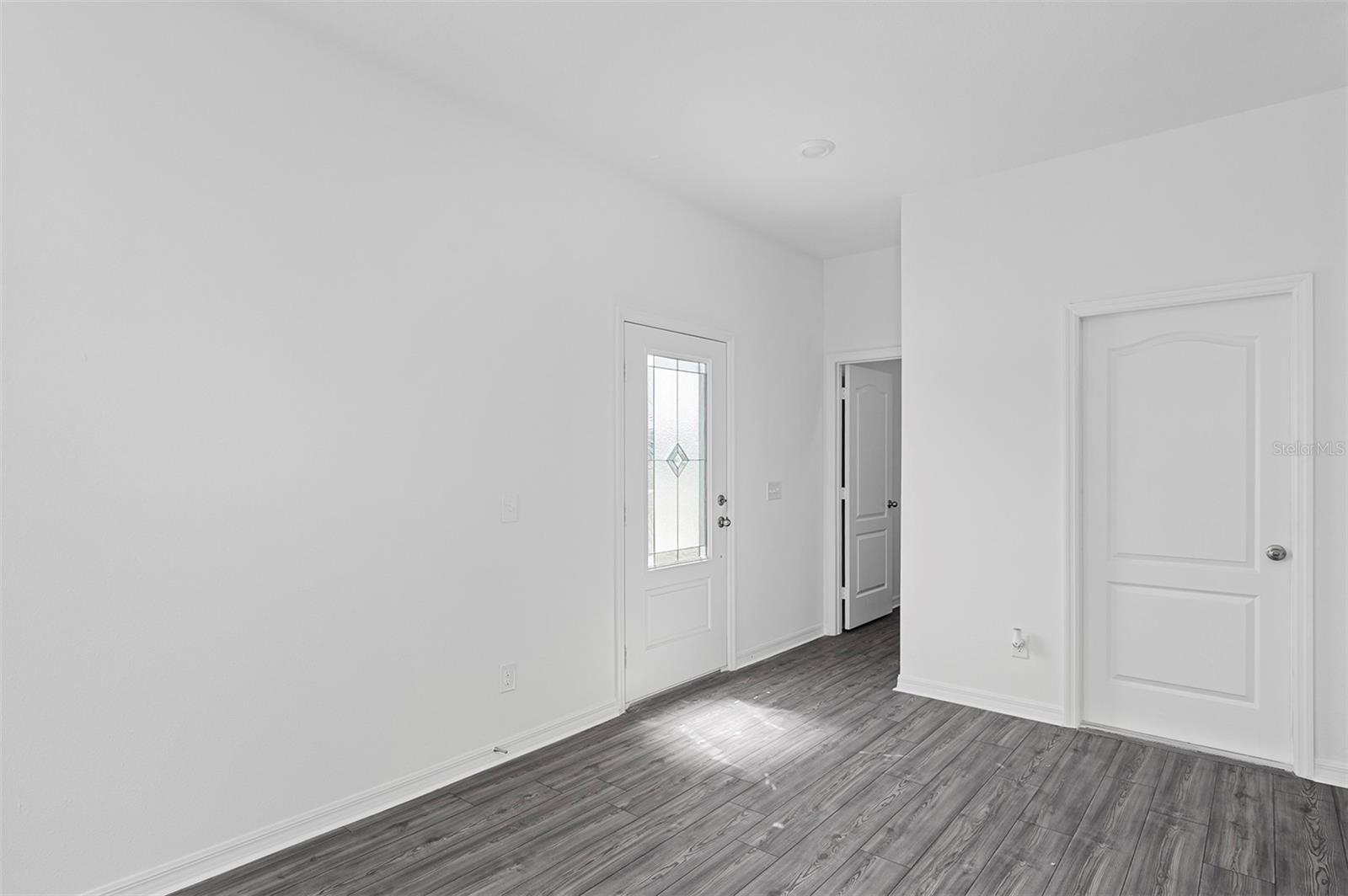 Listing photo 3 for 564 Bay Leaf Dr