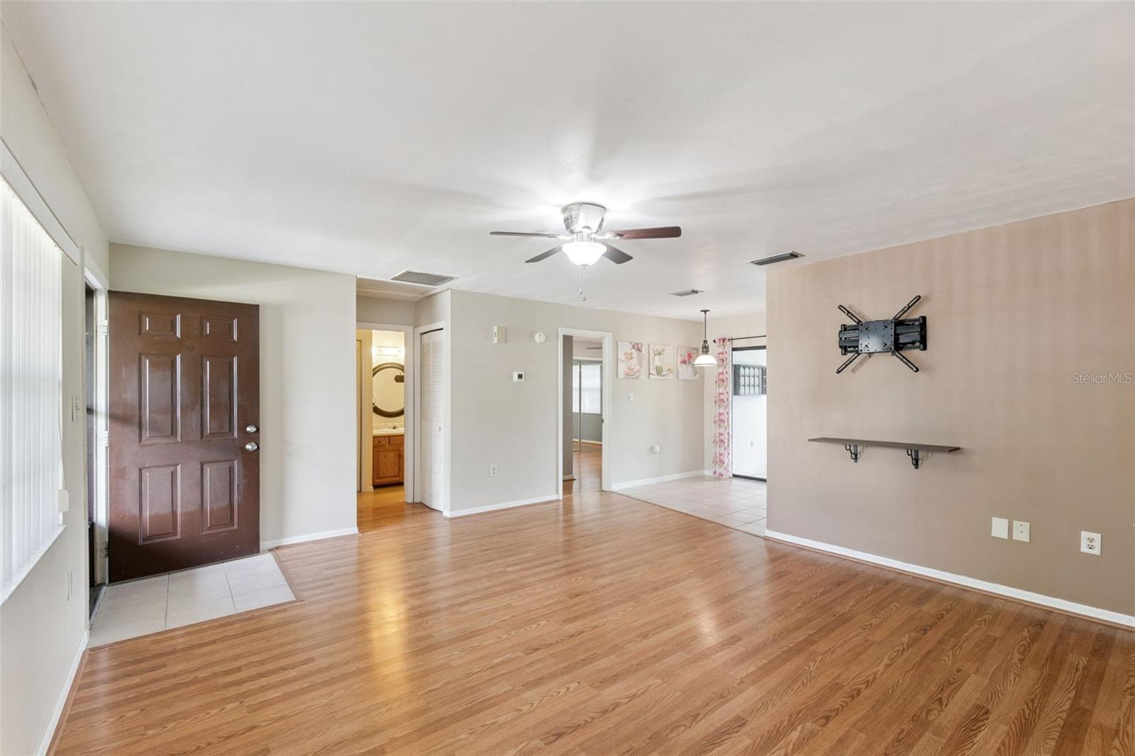 Listing photo 3 for 12418 Orangewood Cir