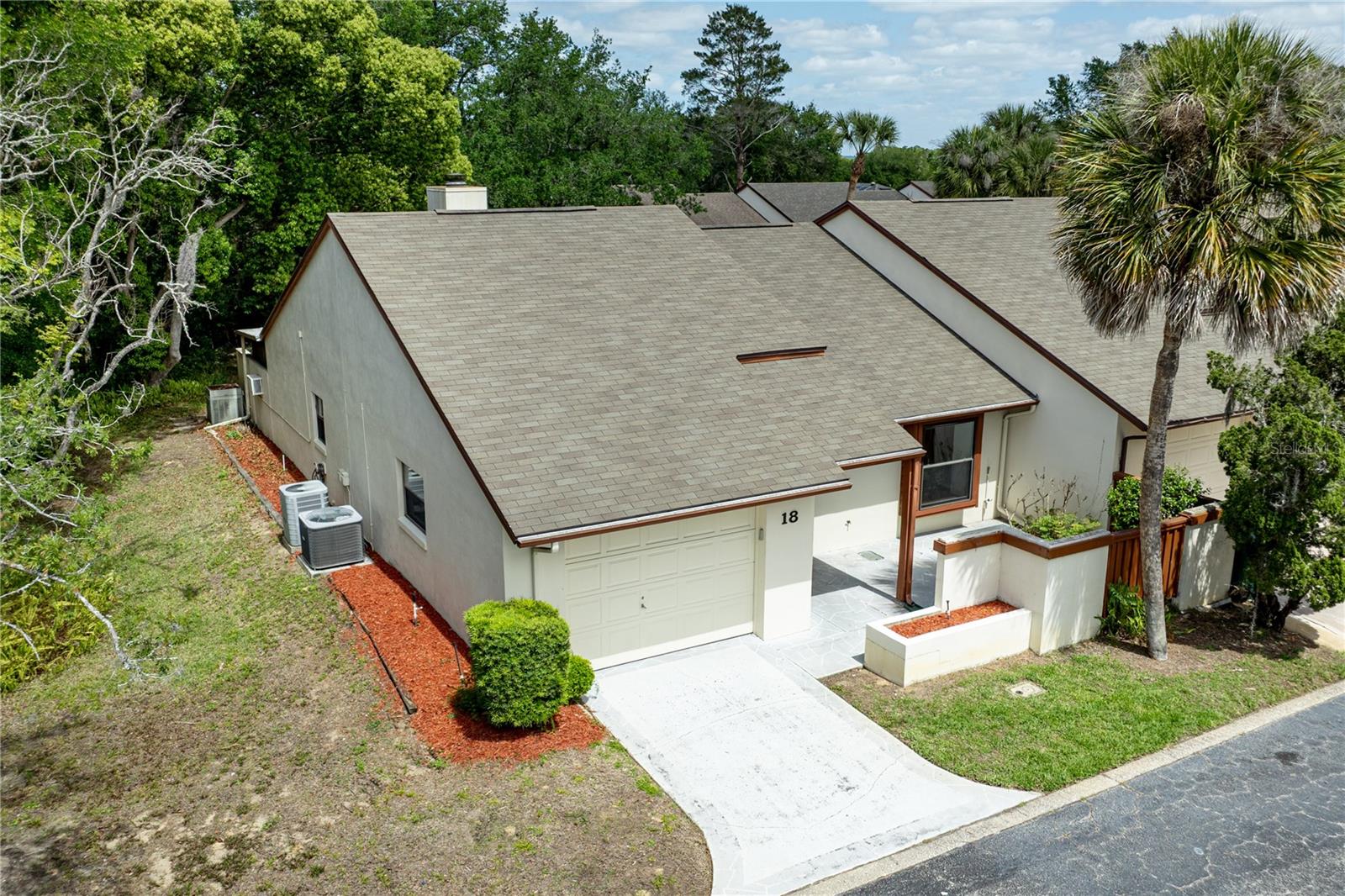 Listing photo 3 for 2681 Washington Ave #18
