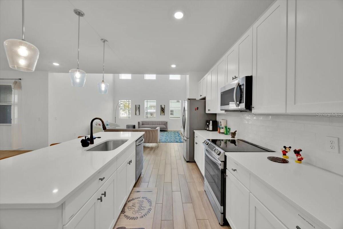 Listing photo 2 for 2342 Lancashire St