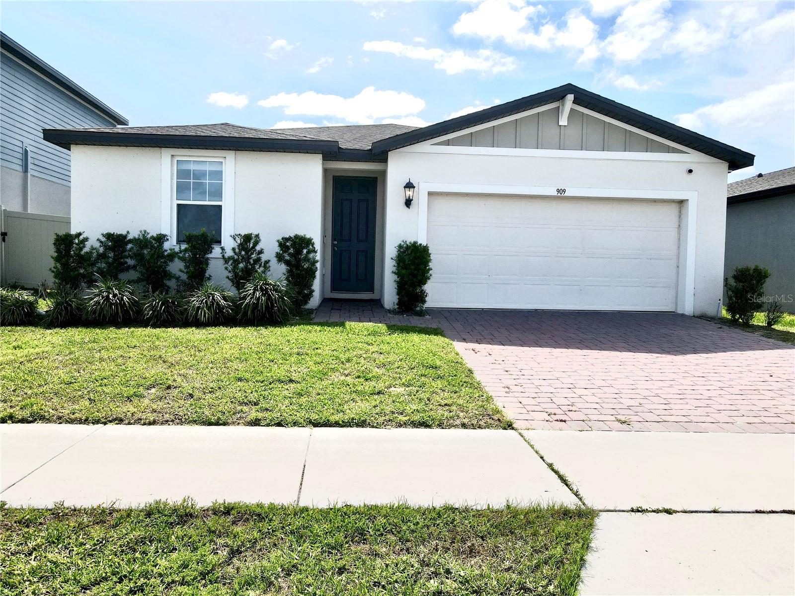Listing photo 1 for 909 Cambridge Dr