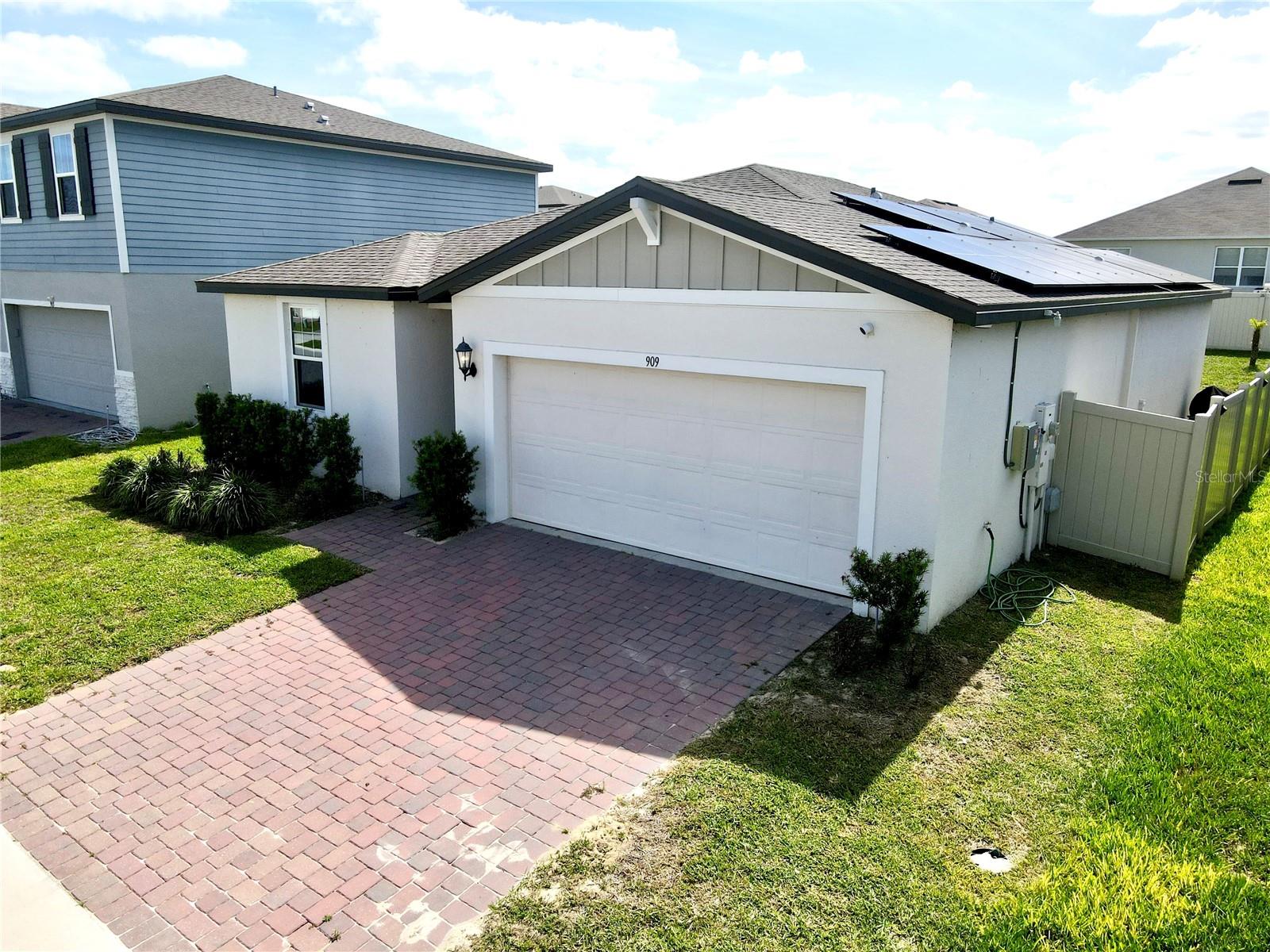Listing photo 2 for 909 Cambridge Dr
