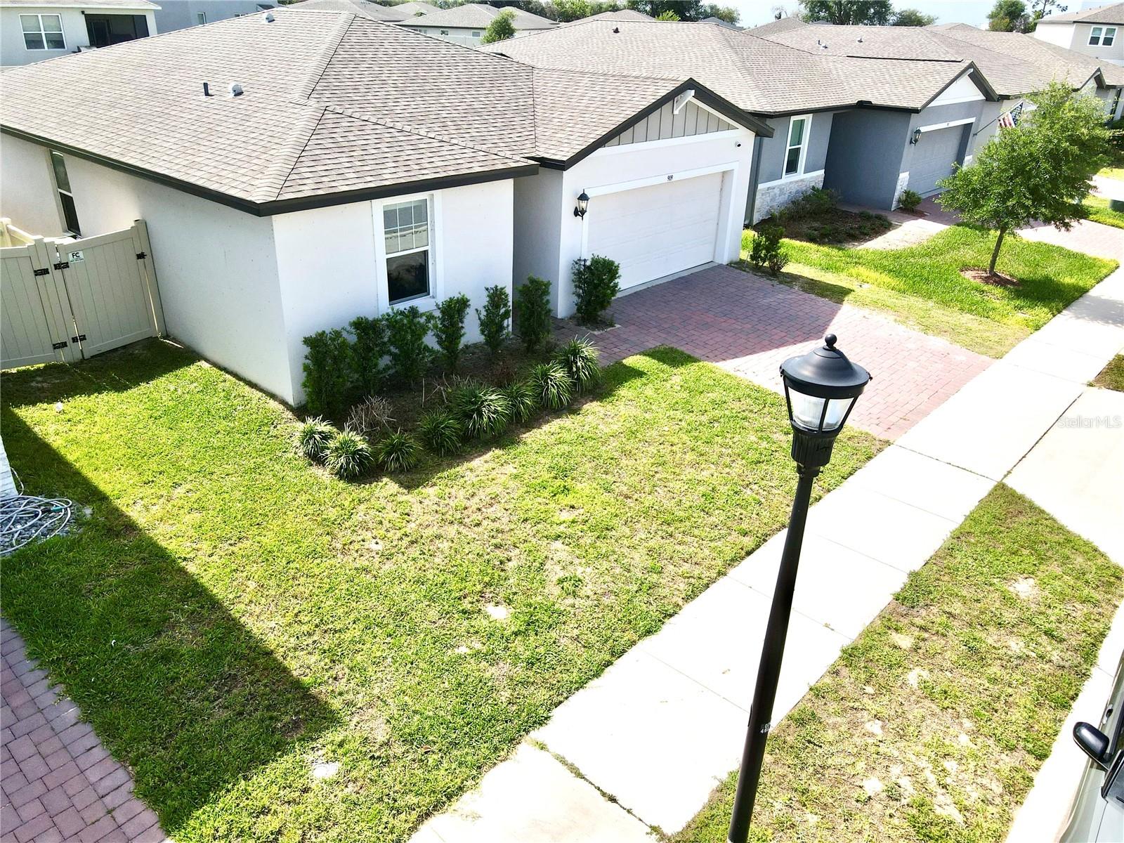 Listing photo 3 for 909 Cambridge Dr