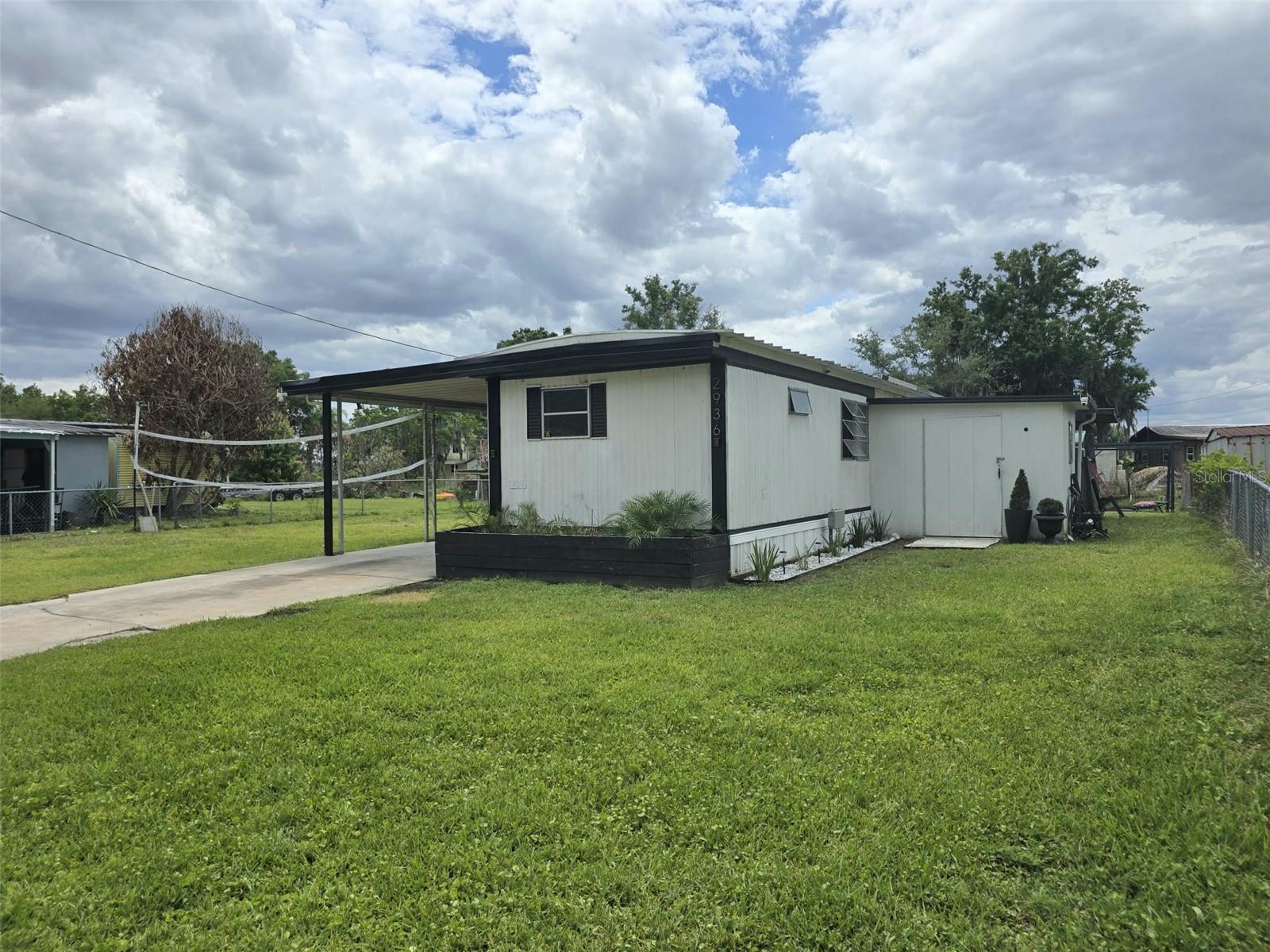 Listing photo 3 for 2936 N Palm Cir