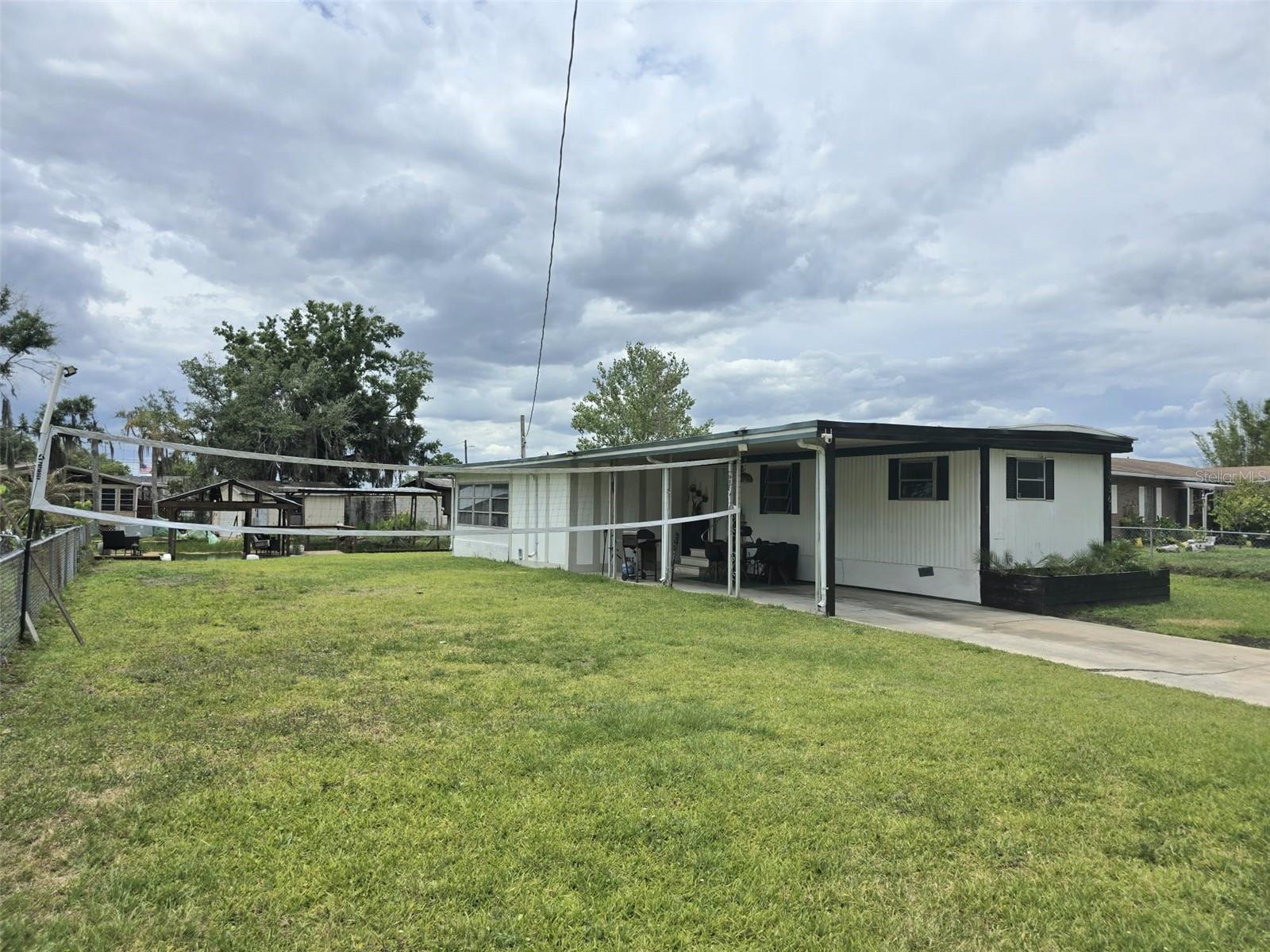 Listing photo 2 for 2936 N Palm Cir