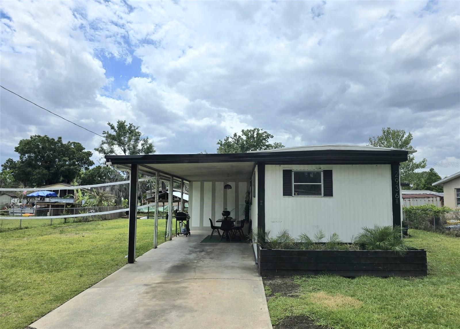Listing photo 1 for 2936 N Palm Cir