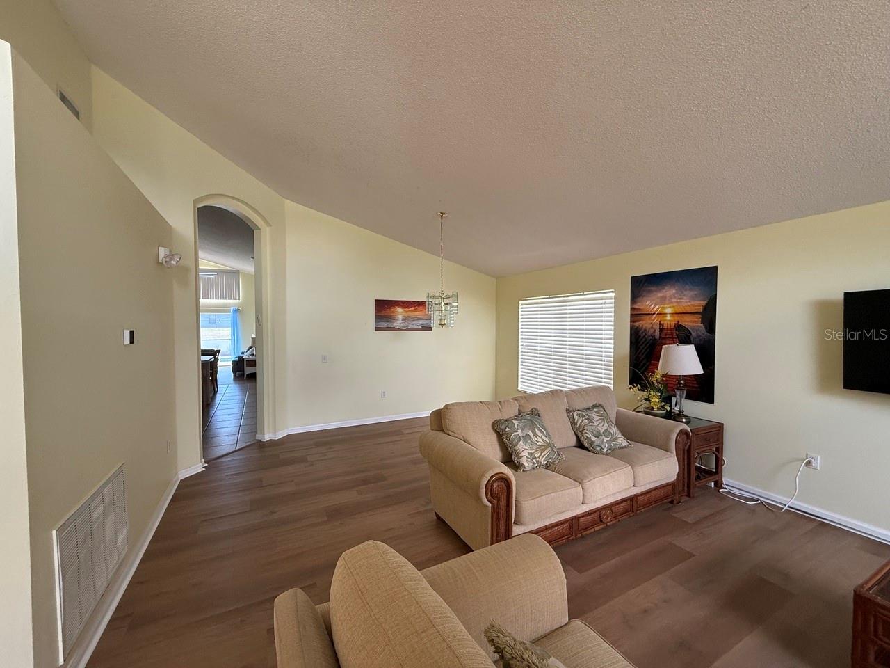 Listing photo 3 for 318 Langham Dr