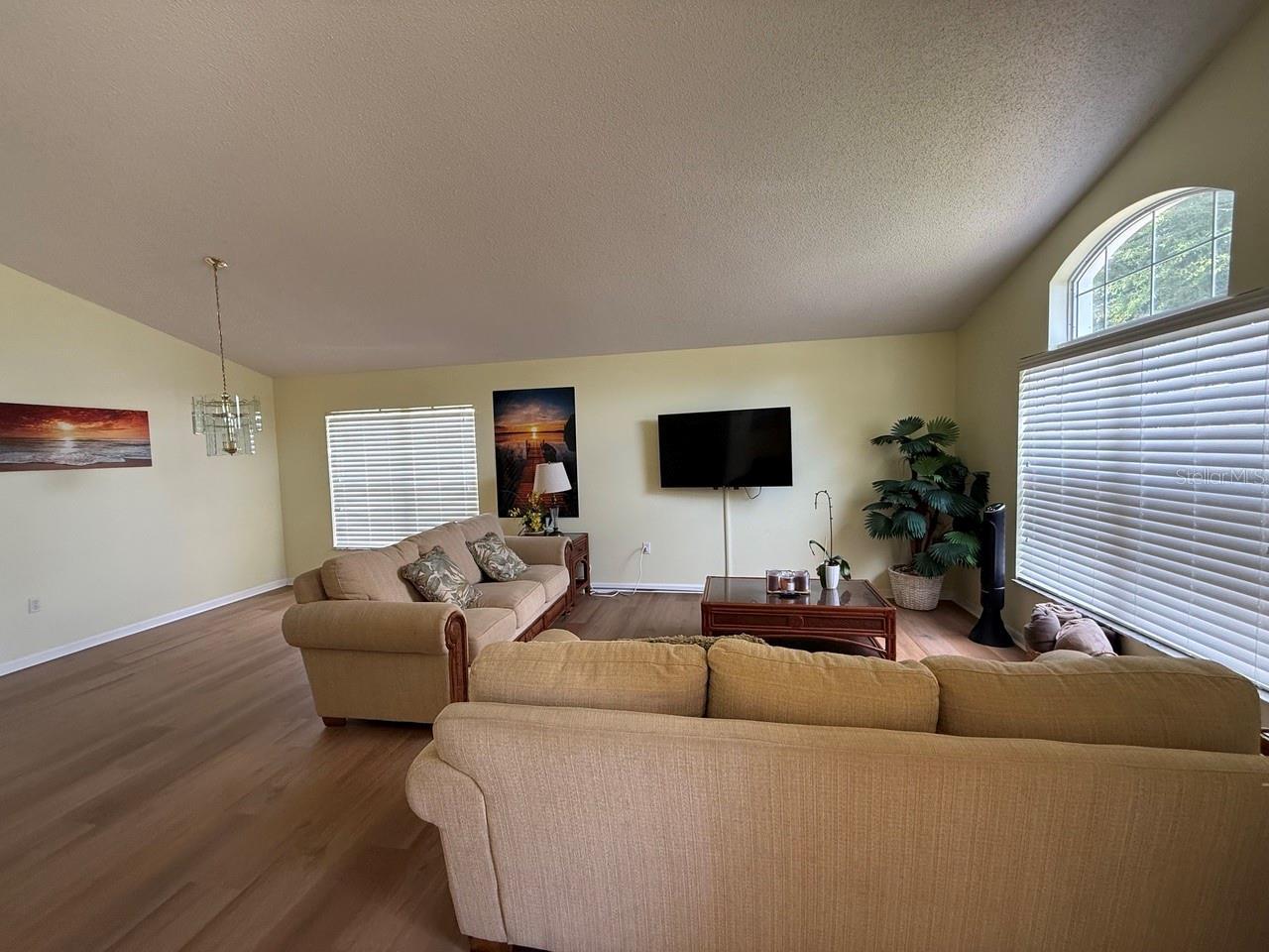 Listing photo 2 for 318 Langham Dr
