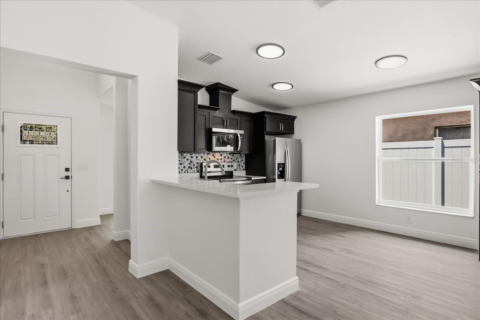 Listing photo 3 for 710 Beecher St