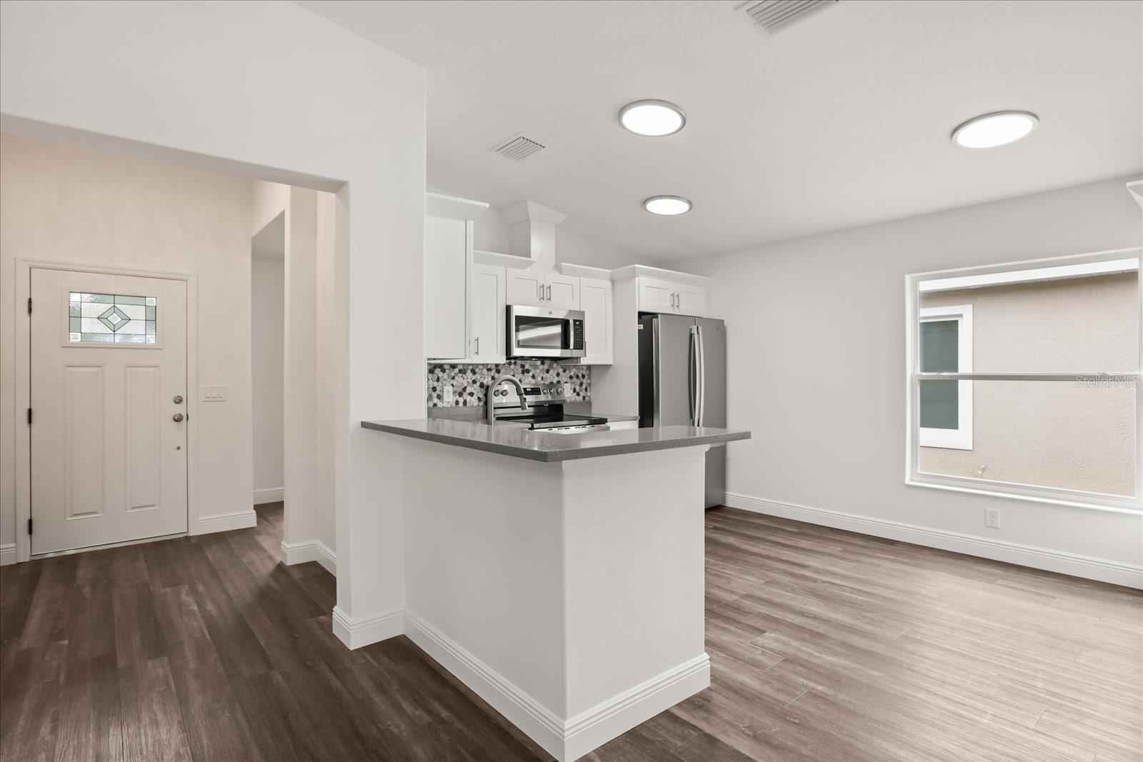 Listing photo 3 for 706 Beecher St