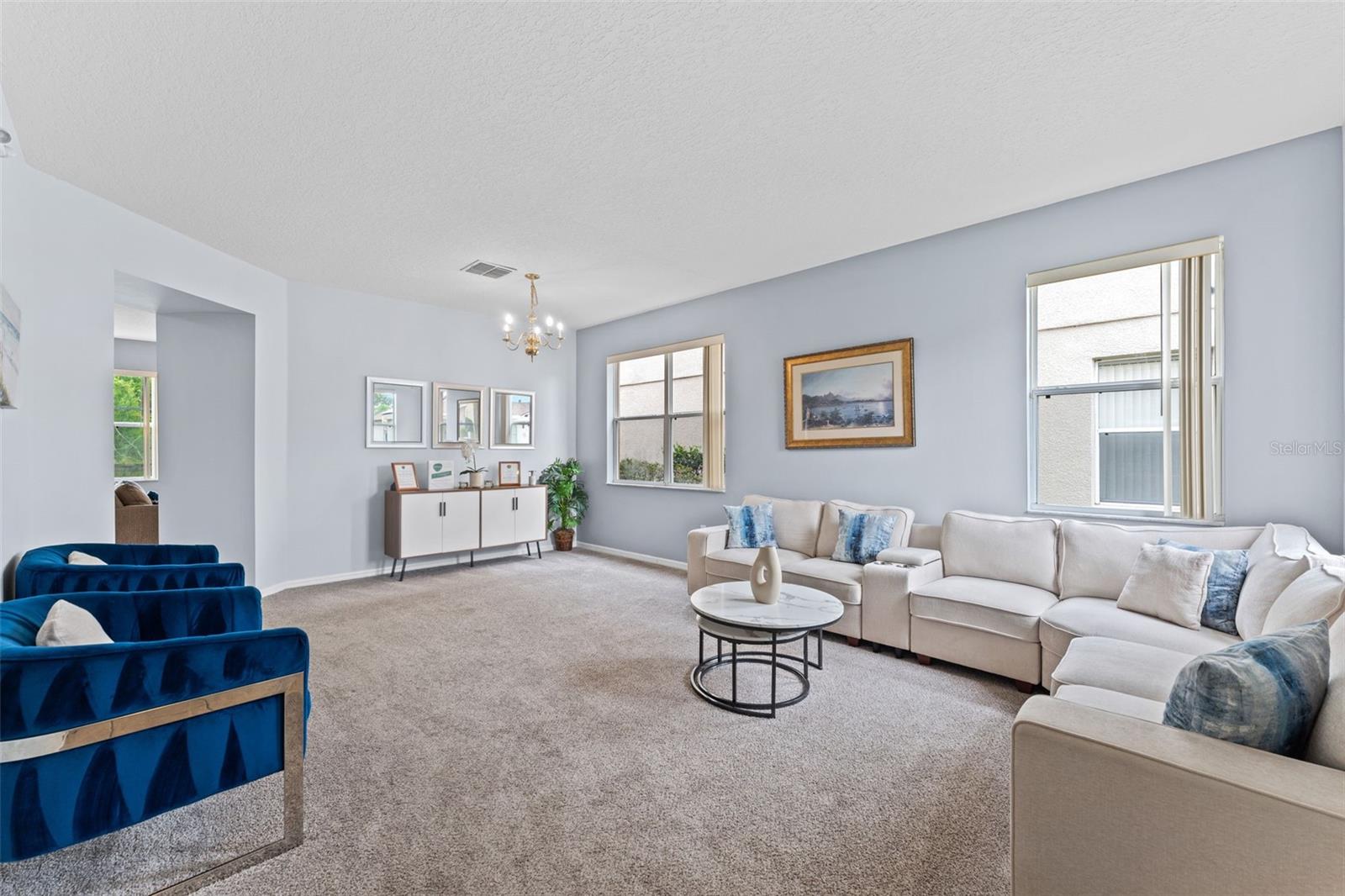 Listing photo 3 for 213 Willow View Dr