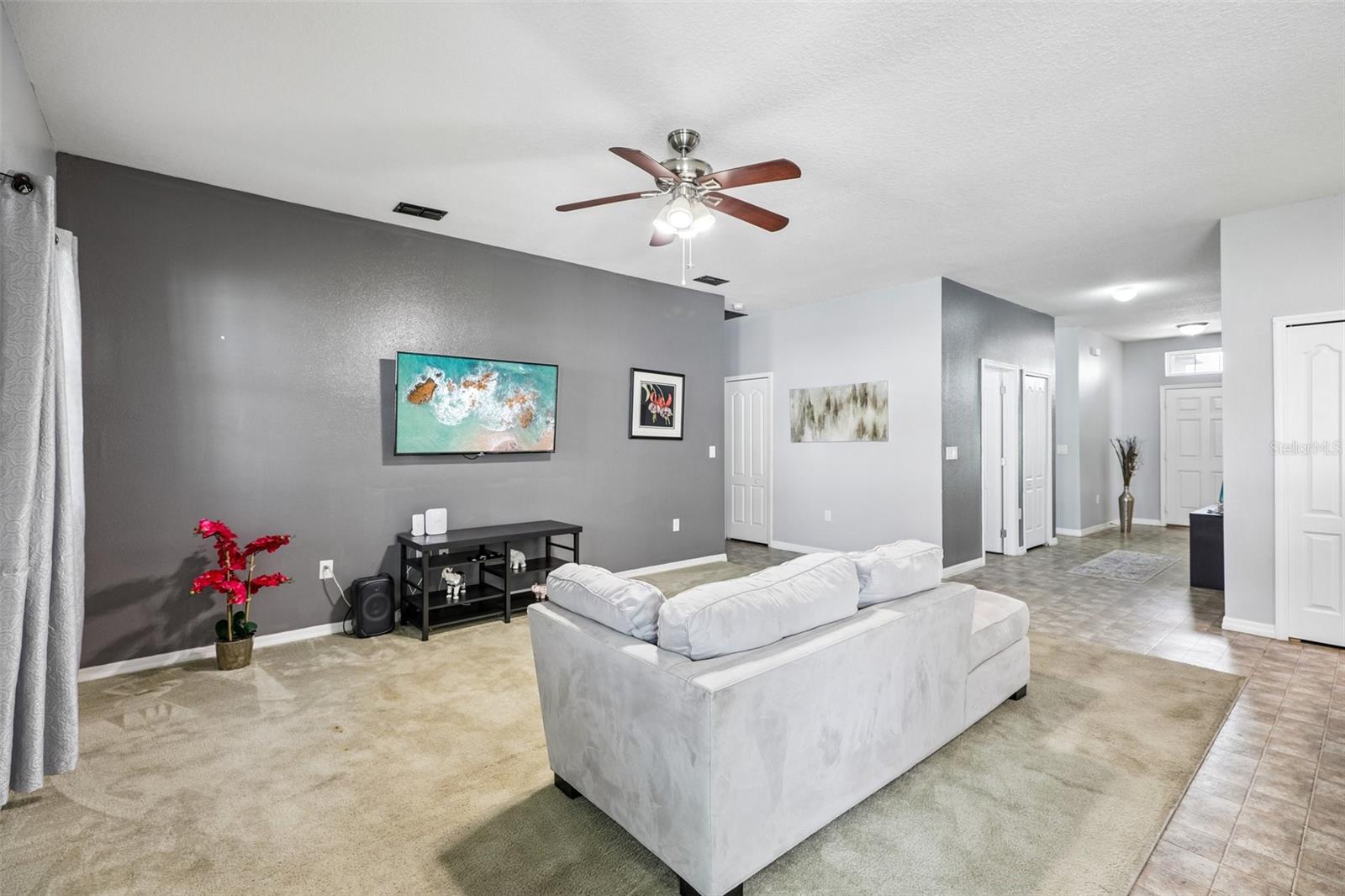 Listing photo 2 for 954 Revere Ave