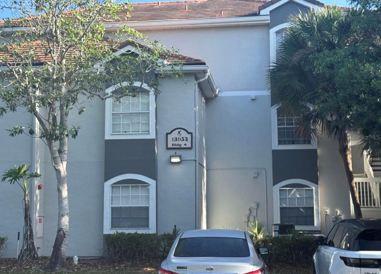Listing photo 1 for 13953 Fairway Island Dr #633