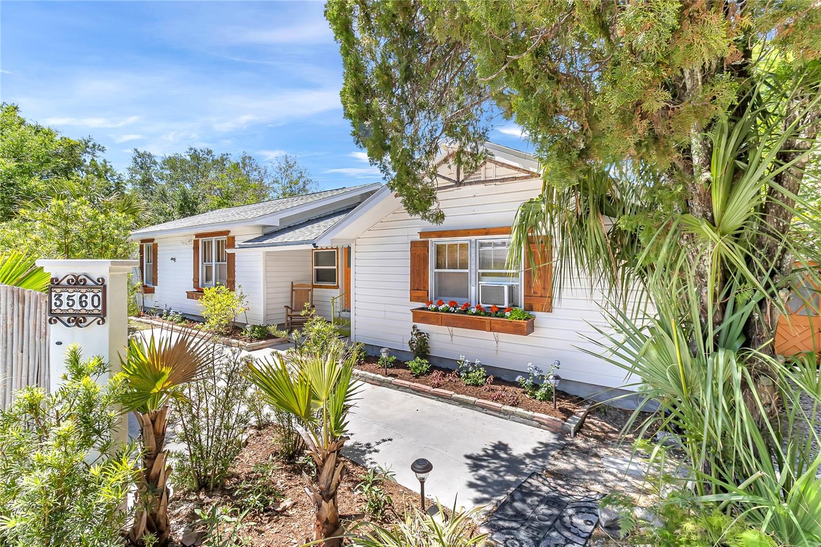 Listing photo 1 for 3560 Martin Ave
